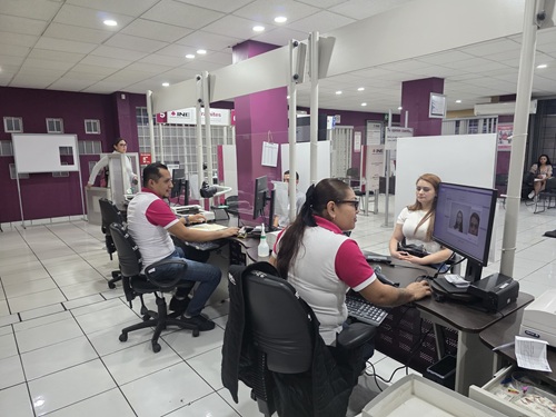 personal del INE en Michoacán atendiendo a la ciudadanía