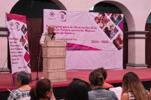Hombre hablando frente a mujeres en Morelos