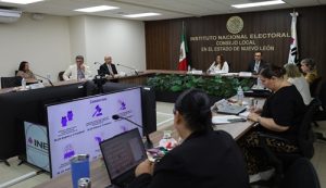 Integrantes del consejo local laborando en sala de sesiones