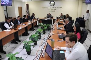 varias personas en reunión de trabajo del Consejo Local del INE en Michoacán