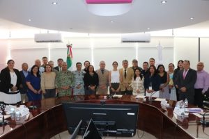 Varias personas de pie al interior del Consejo Local del INE en San Luis Potosí