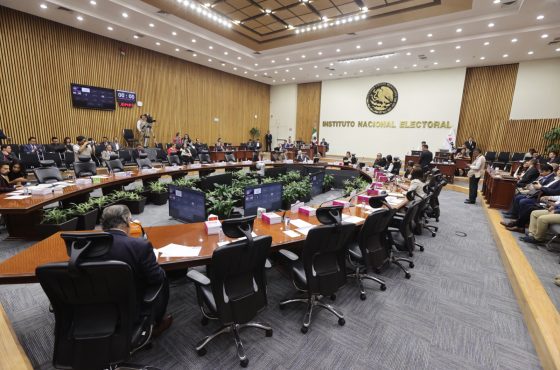 Consejeras y consejeros del INE debaten los asuntos del orden del día en el salón de sesiones del Consejo General