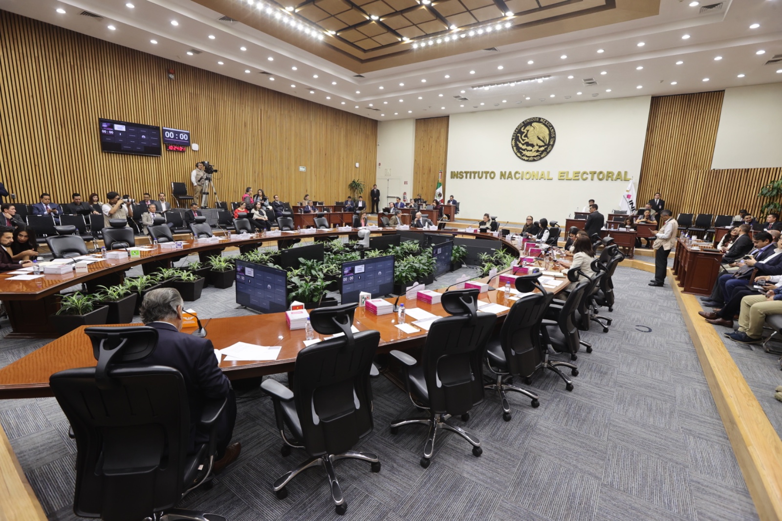 Consejeras y consejeros del INE debaten los asuntos del orden del día en el salón de sesiones del Consejo General