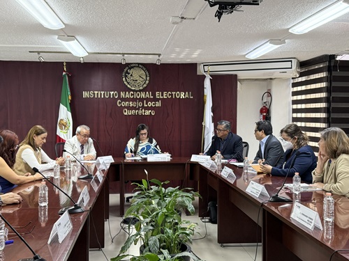 Personas al interior del Consejo Local del INE en Querétaro