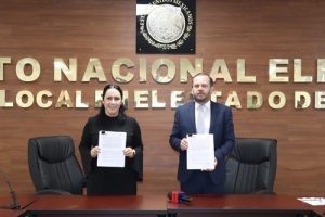 Dos personas de pie mostrando un documento