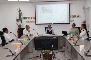 Personas en reunión del Consejo Local del INE en Tabasco