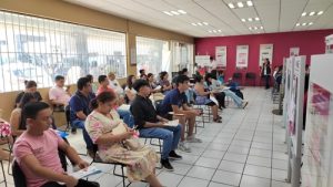 Hombres y mujeres en instalaciones del INE en Tabasco