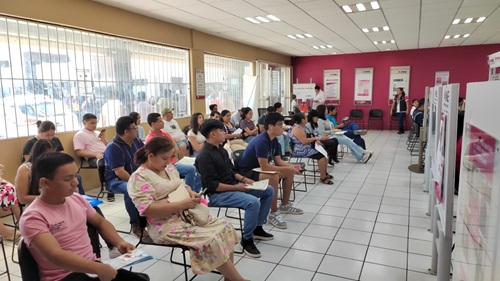 Hombres y mujeres en instalaciones del INE en Tabasco