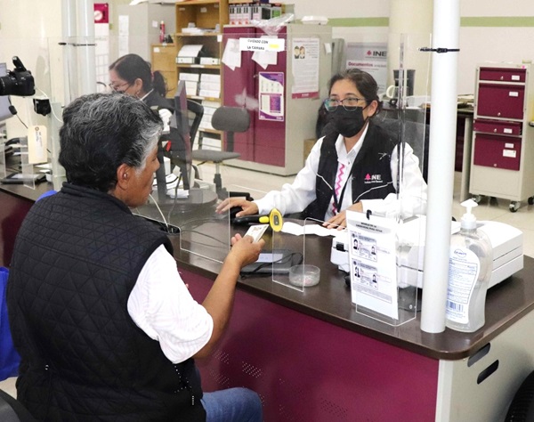 Mujer adulta mayor recibiendo su credencial para votar en Tlaxcala