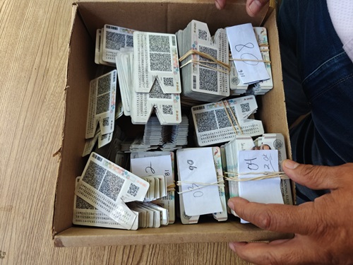 paquetes de credenciales para votar con corte lateral en una caja