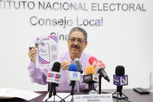 persona sentada mostrando un documento en sus manos