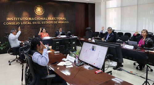 integrantes del INE Hidalgo votando a mano alzada
