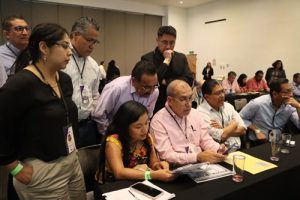 varias personas haciendo un ejercicio de cómputo distrital