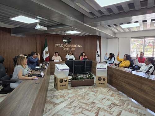 integrantes del INE en Oaxaca votando a mano alzada