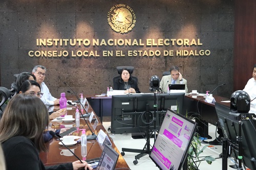 Integrantes de consejo local sentados en sala de sesiones