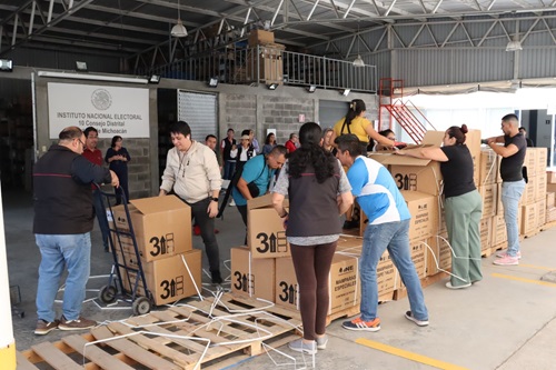 personas cargando cajas de cartón para apilarlas
