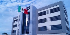 Fachada del edificio del INE en Baja California Sur y una bandera de México