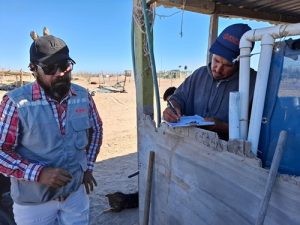 trabajador del INE notificando a una persona en su domicilio
