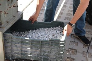 caja de plástico con pedacería de las credenciales destruidas