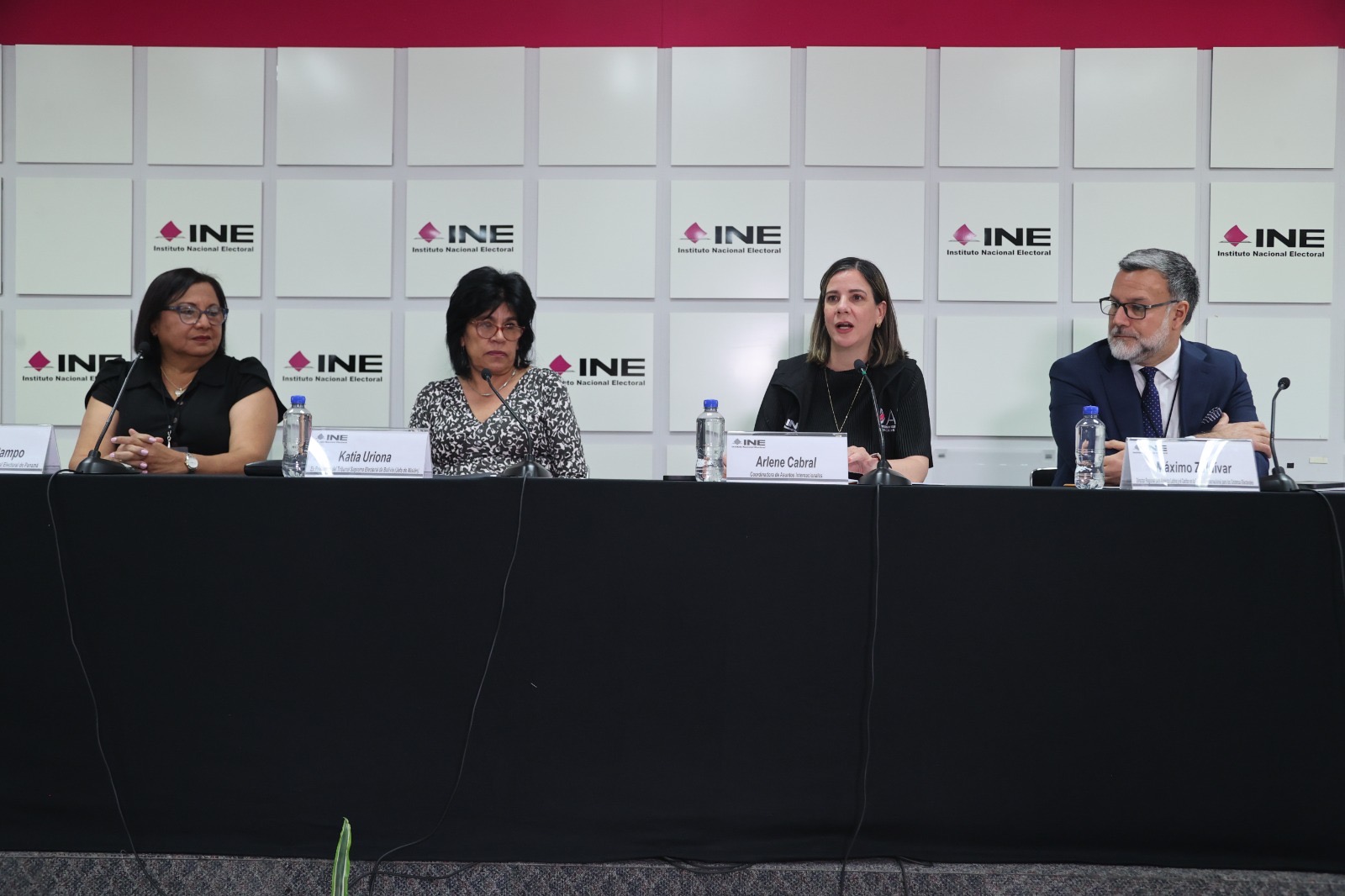 Conferencia de prensa de personas observadoras internacionales en el INE