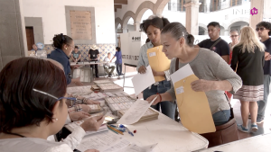 Mujer chécando en lista nominalVideo informativo #8de8