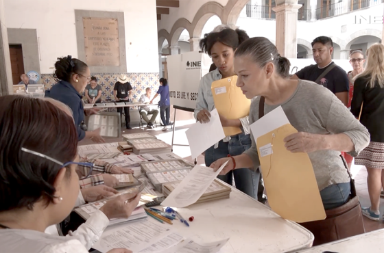 Mujer chécando en lista nominalVideo informativo #8de8