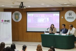 tres personas ponentes sentados en una mesa