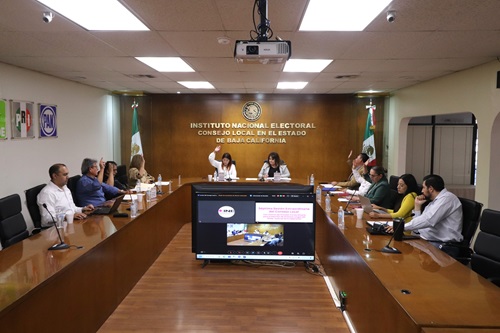 integrantes del Consejo Local de INE en Aguascalientes votando a mano alzada