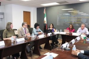 seis personas sentadas dialogando entre ellas