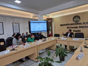 varias personas sentadas y dialogando entre ellas