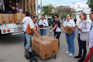 siete personas descargando material de un camión