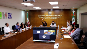 Integrantes del Consejo Local votando a mano derecha alzada