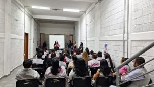 varias personas sentadas en un salón durante la capacitación