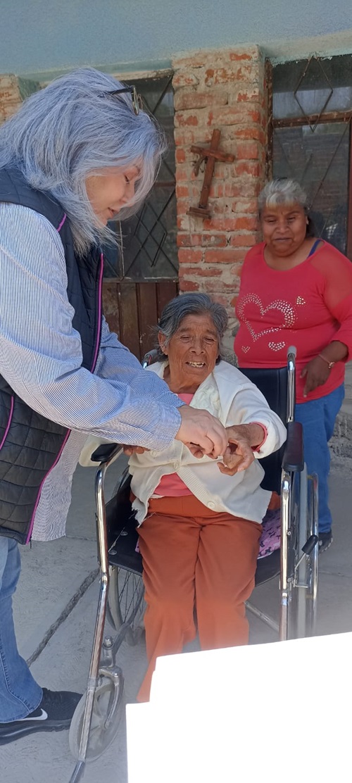 Persona en silla de ruedas emitiendo su voto anticipado