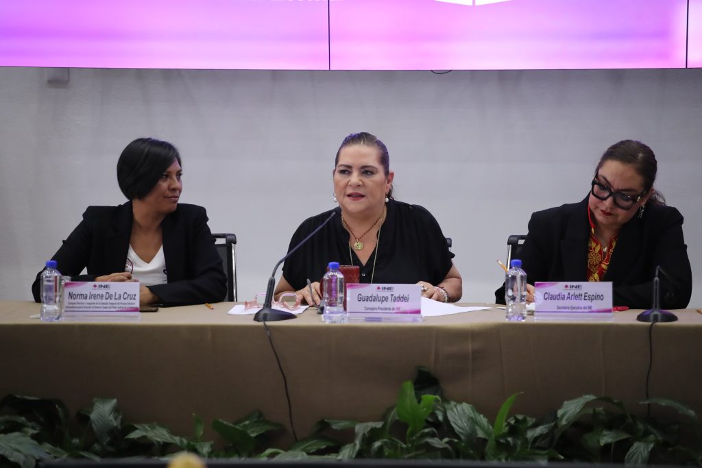 Consejera Presidenta Guadalupe Taddei acompañada de consejerías del INE, presentando el sitio "Conóceles, Practica y Ubica" a medios de comunicación