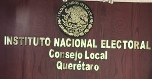 letras doradas con el nombre del instituto y consejo local