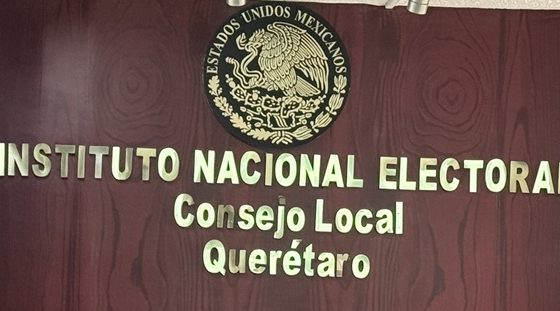 letras doradas con el nombre del instituto y consejo local