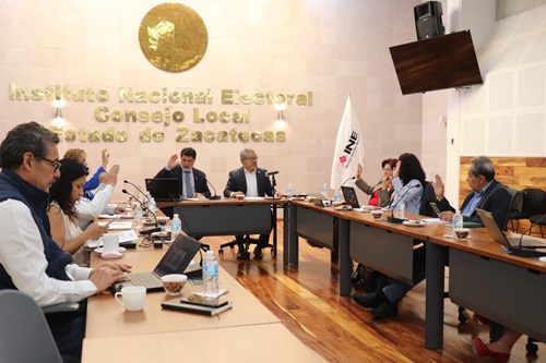 integrantes del consejo local en labores de trabajo