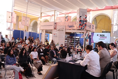 Grupo de personas sentadas participando en foro informativo