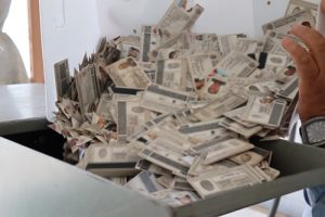 varias credenciales para votar en una caja de cartón