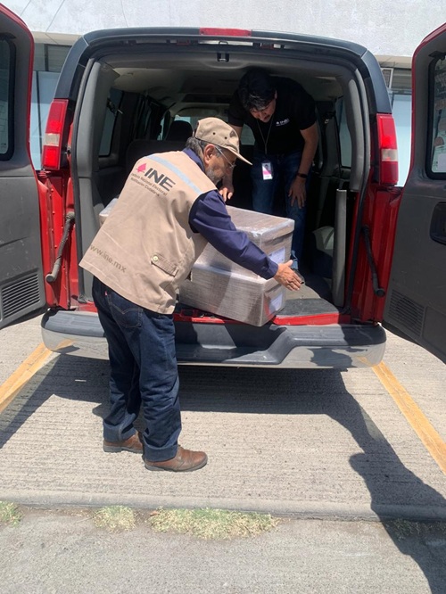 una persona descargando unas cajas de lista nominal