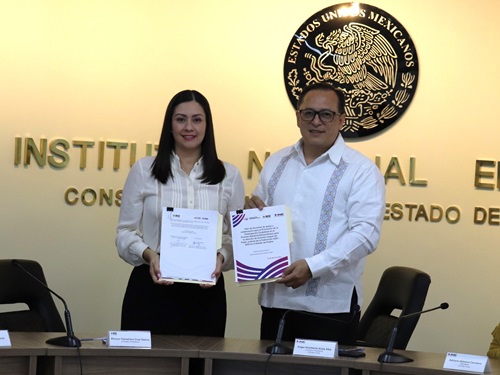 dos personas de pie mostrando cada una el documento firmado