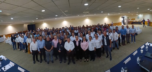 varias personas de pie juntas para tomarse una foto