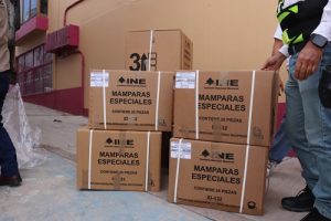 cinco cajas de cartón con material electoral apiladas