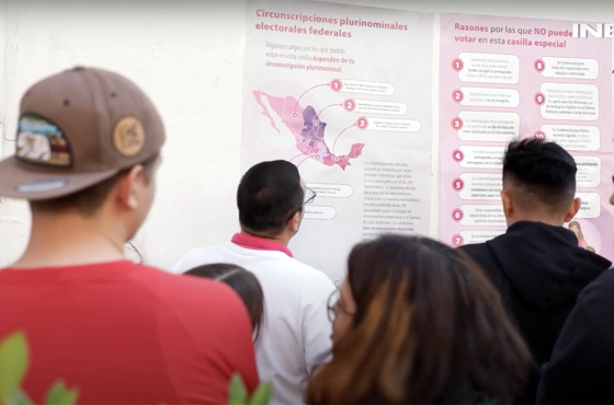 Personas viendo mapas electorales