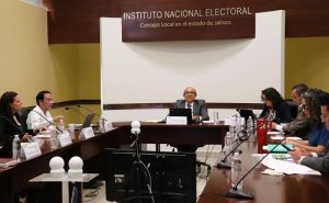 integrantes del consejo local sentados en la sala de sesiones