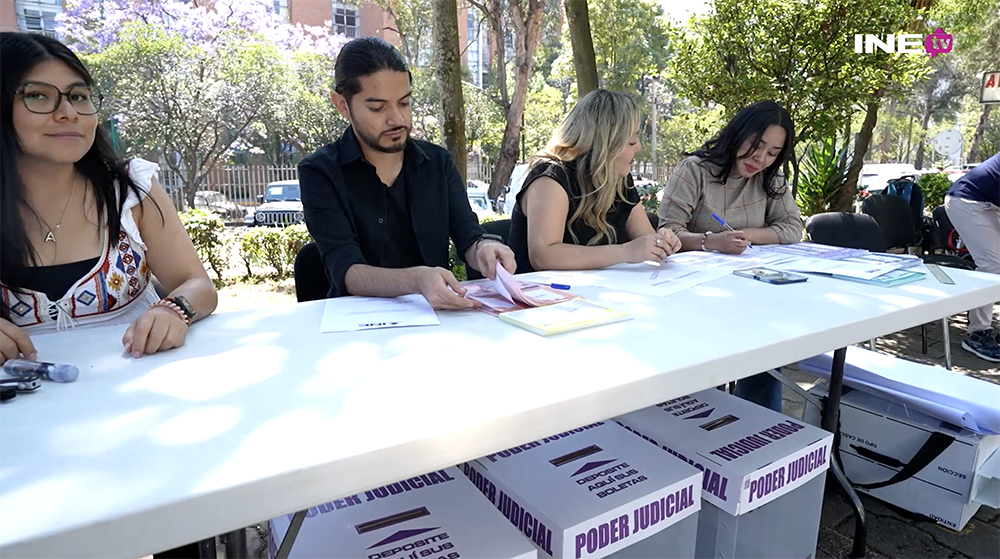 Personas funcionarias de casilla laborando en una casilla electoral