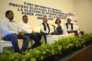 cinco personas sentadas en foro informativo