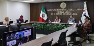 integrantes de consejo local sentados en sala de sesiones