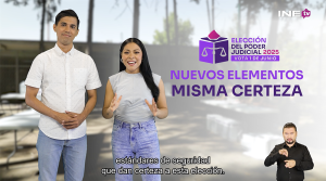 Una pareja de mujer y hombre hablando de los elementos de seguridad en las casillas de votación